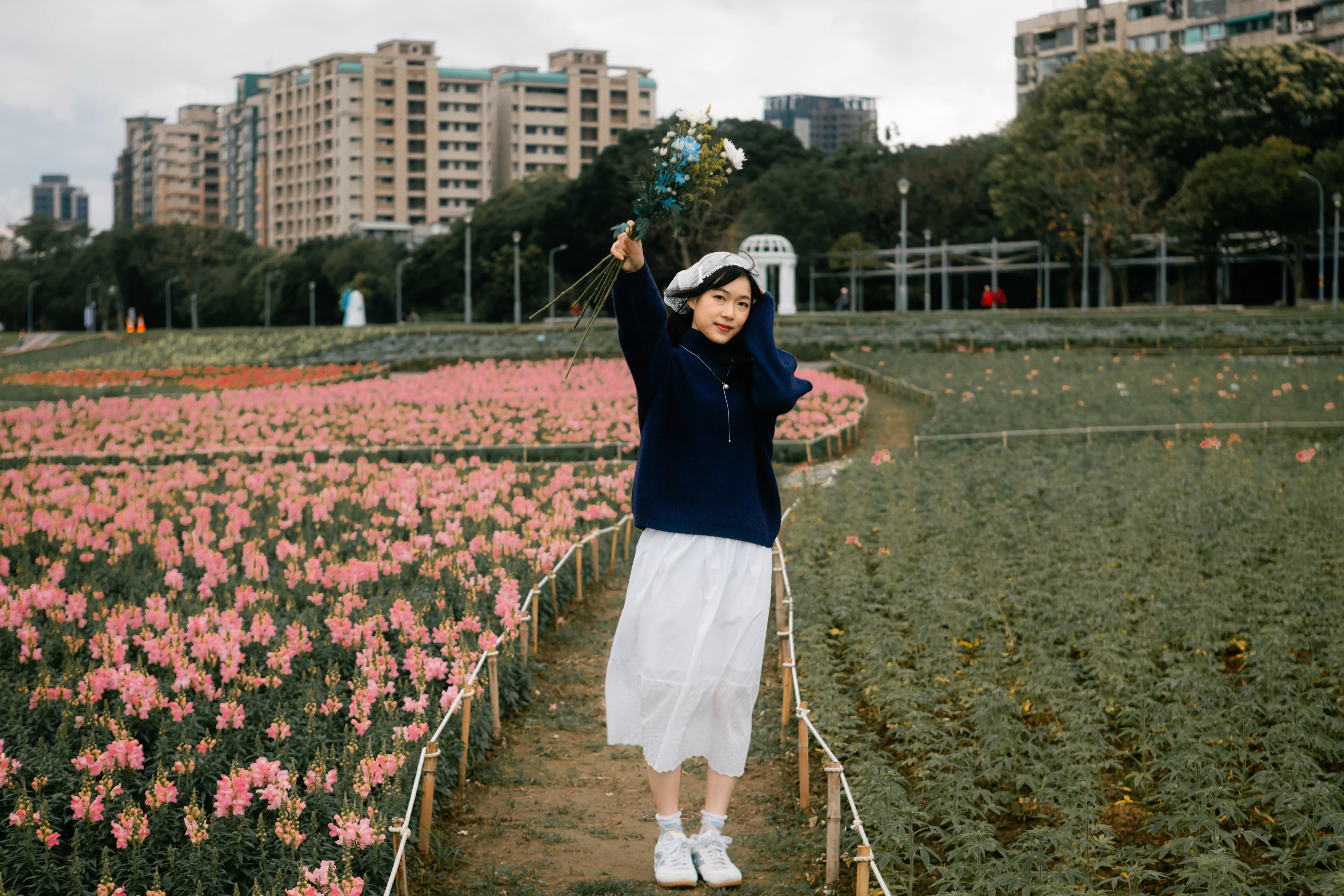 河畔花期｜河岸自然光人像攝影作品 22
