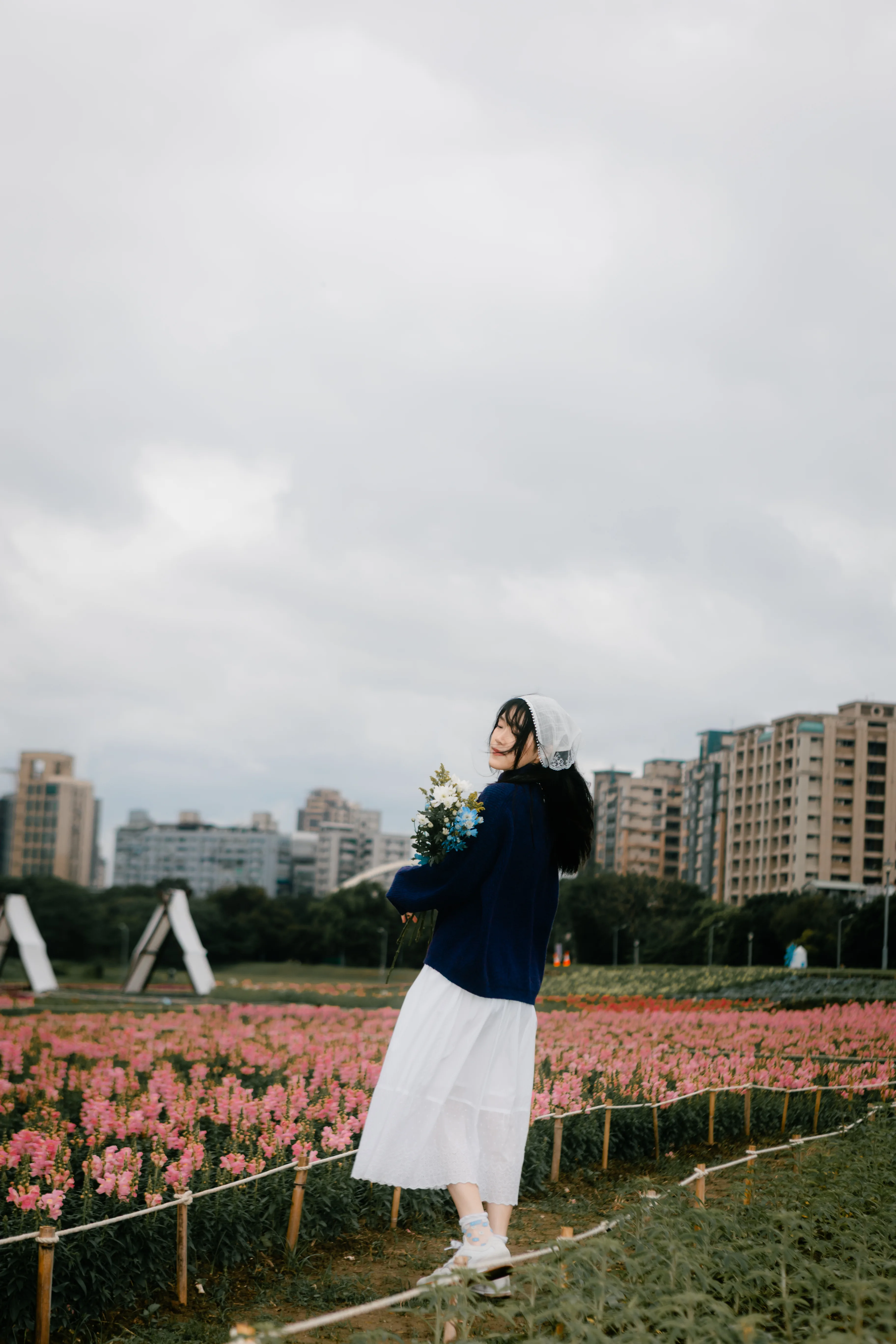 河畔花期｜河岸自然光人像攝影作品 23