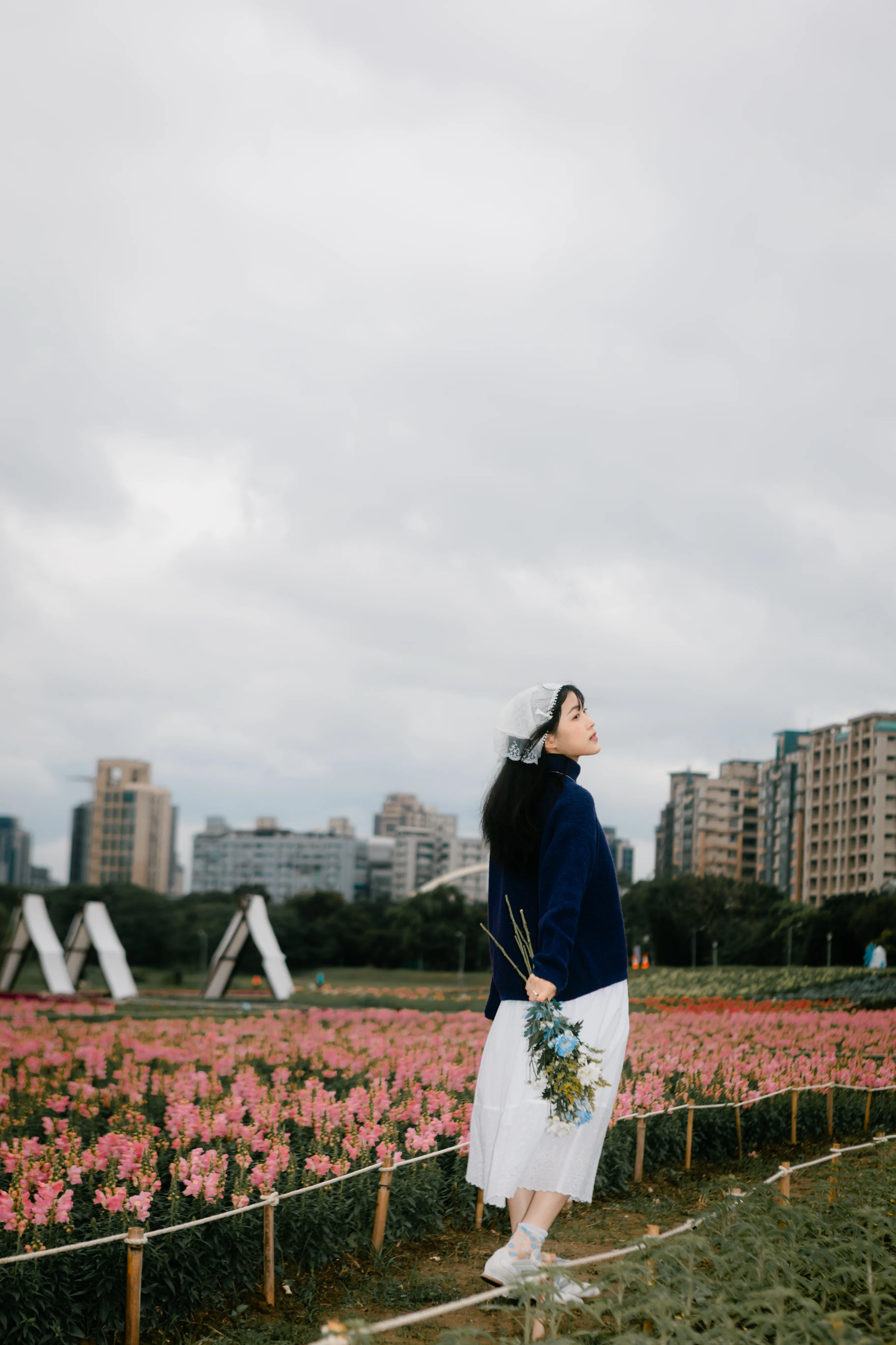 河畔花期｜河岸自然光人像攝影作品 24