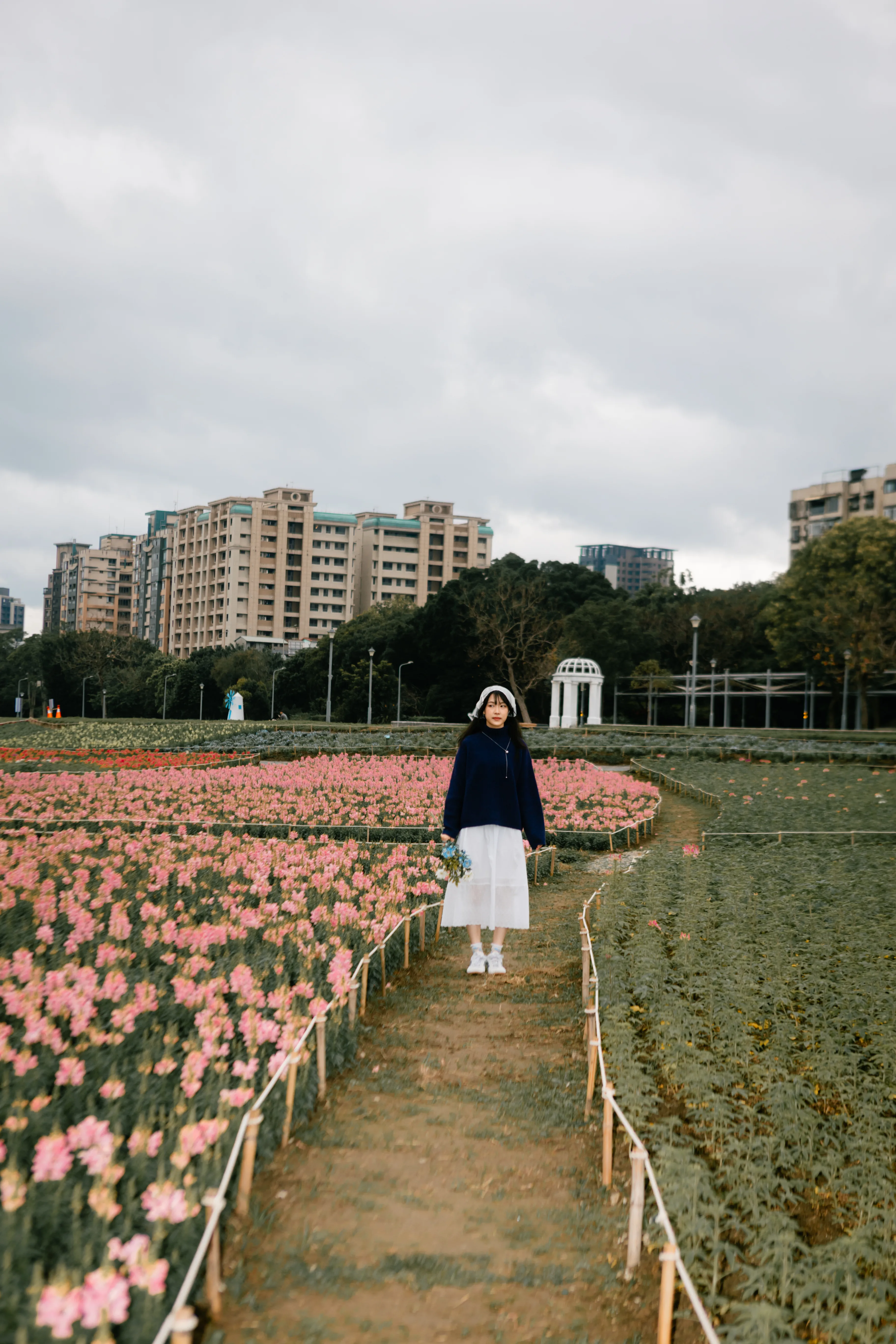 河畔花期｜河岸自然光人像攝影作品 25